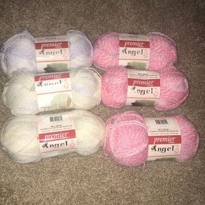 Two different colors of yarn.